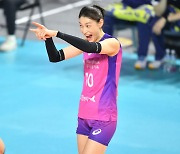 '배구 여제' 김연경, 핑크 군단에 남았다…흥국생명과 첫 FA 계약