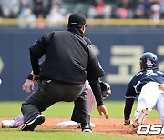 안재석, '빠른 발로 상대 내야 흔들고' [사진]