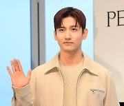 [TD포토] 최강창민 '훈훈한 손인사'