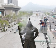 이순신 장군 동상 세척