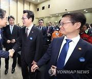 국무위원들과 인사하는 한덕수 총리