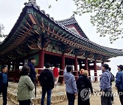 화마 피한 경포대 찾은 관광객들