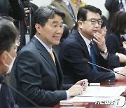 미소 짓는 이주호 사회부총리