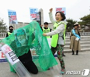 '대북 전단 살포 안돼' 박상학 대표 체포 퍼포먼스