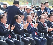 '대구-광주 공항특별법 동시 통과' 축하