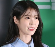 아이유, 해사한 미소