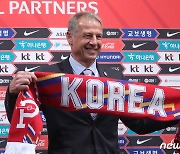 '월클'다운 일정…클린스만, UEFA 회의 참석하고 메르켈 전 총리도 만난다