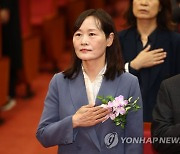 '취임' 정정미 헌법재판관 "보통 사람들의 공감대 이끌어내도록 노력"