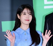 아이유 ‘눈부신 손인사’ [MK포토]