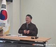 국힘 박정하 원주갑 의원 '시정보고회' 전 옷매무새 정리