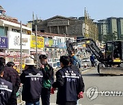 붕괴위험 강릉 경포 진안상가…철거하기 위한 안전펜스 설치