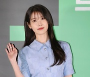 하늘색 드레스의 아이유