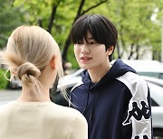 [Ms포토] 인피니트 성종 '오랜만에 만난 류수정, 스몰토크~'