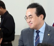 미소 보이며 회의 참석하는 박홍근 원내대표