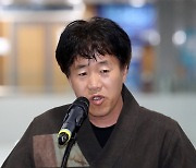 인사말 하는 김길진 작가