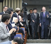 강연장 들어서는 김진표 국회의장·브래드 스미스 부회장