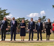 포즈 취하는 G7 외무 장관과 EU 고위 대표