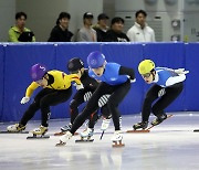 황대헌 '뒤에서 숨 고르며'