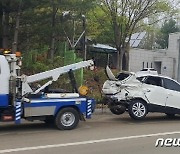 경부고속도 황간 IC 인근서 화물차,SUV 받아 3명 부상