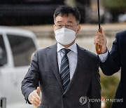 법원 "김만배로부터 1억 받은 기자 해고, 현재로선 정당해"