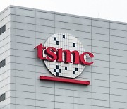 “애플 부진이 부메랑” TSMC, 4년만에 매출 후퇴…‘파운드리 왕국’ 흔들 [비즈360]