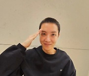 ‘군입대’ BTS 제이홉, 까까머리 공개…장난기 가득한 거수경례