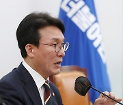 기자간담회 하는 김민석 더불어민주당 정책위의장