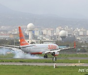 '해외발 항공기만 간신히 착륙'