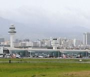 '텅 빈 제주공항 계류장'