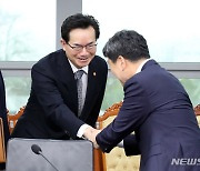 인사하는 이주호 사회부총리와 정황근 장관