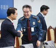 인사하는 이정식 장관과 윤희근 경찰청장