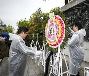 헌화하는 김동원 총장