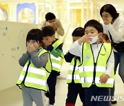 코를 막고 안전하게 대피해요