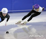 활주하는 김길리·노아름·김아랑