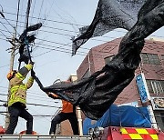 제주 태풍급 강풍…펜스 차 덮치고 천막은 전신주에 '칭칭'