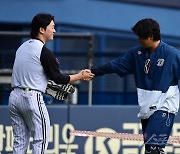 박석민과 인사하는 고우석 [포토]