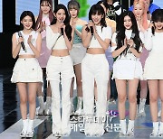 [포토] ‘더 쇼’ 1위 아이브, 기쁜 미소