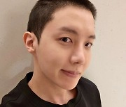 BTS 제이홉, 입대 전날 머리 깎고…"잘 다녀오겠습니다" 씩씩한 인사