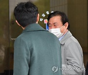 '김봉현 정치자금 수수 혐의' 김영춘 전 장관 공판 출석