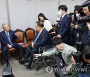 대화하는 김종인, 금태섭, 이상민