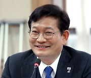 민주당 "송영길, 조기 귀국하라…잘못 있다면 무릎꿇고 사죄"