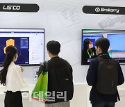 [포토]새로운 기술에 대한 설명 듣는 관람객들