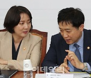 [포토]이야기 나누는 이영 중기부 장관-김주현 금융위원장