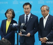 '돈봉투 의혹' 취재진 질문 받는 민주당 초선의원들