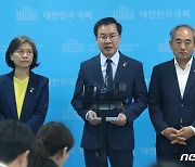 '돈봉투 의혹' 취재진 질문 받는 민주당 초선의원들