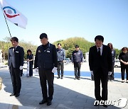 류기섭 한국노총 사무총장 4.19 민주묘지 참배