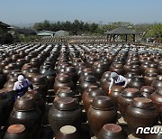 '깨끗한 장독에서 맛있는 장이 만들어져요'