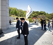 국립 4.19 민주묘지 참배하는 한국노총