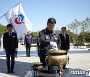 한국노총 4.19 민주묘지 참배