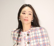 최지우, 고혹적인 자태